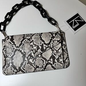 INZI snakeskin pocket shoulder bag. Chunky link strap.